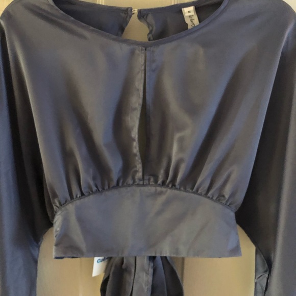 Cropped tie back blouse in a size medium. - Picture 13 of 13